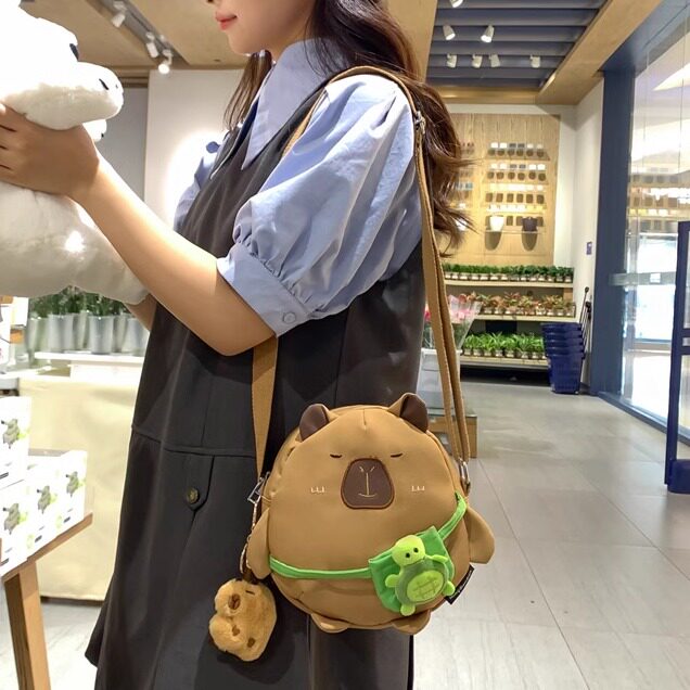 可爱秋冬斜挎小包包女2025新款卡通搞怪水豚单肩包百搭少女手机包