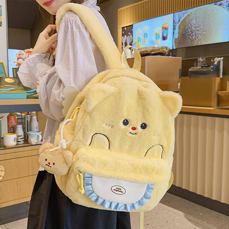 日系卡通毛绒小熊双肩包出游背包