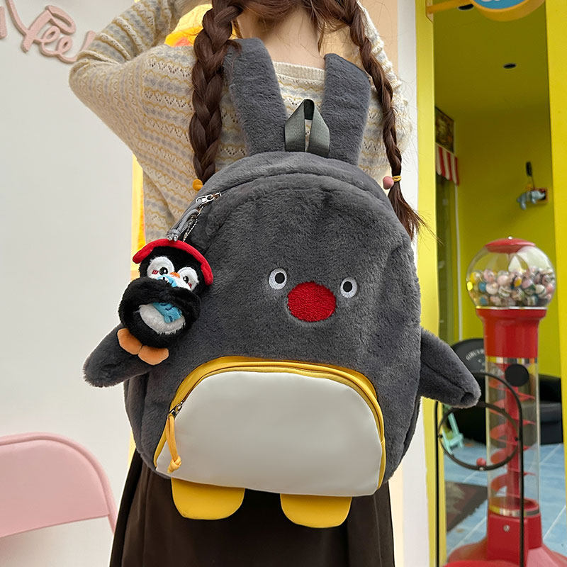 可爱卡通企鹅毛绒双肩包女软妹学生搞怪书包小众设计轻便出游背包