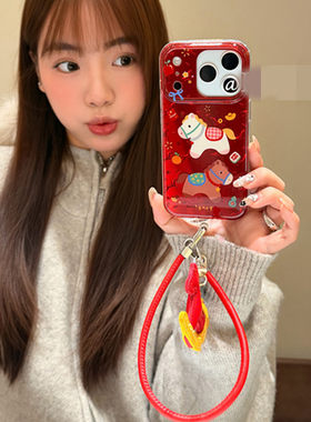适用iPhone17/16手机壳i15/14苹果x两只小马xs挂件13/12可背斜挎6/7/8plus手绳11pro新年xr网红超火5s马年Air