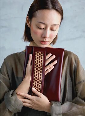 宝龙美术馆 壹文 BAMBOU / 信封手拿 手工竹编 酒红油蜡皮
