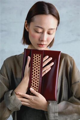 宝龙美术馆 壹文 BAMBOU / 信封手拿 手工竹编 酒红油蜡皮