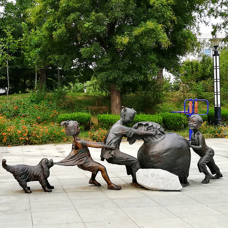 童趣主题小孩拔萝卜雕塑定制铸铜玻璃钢玩耍塑像幼儿园小学摆件