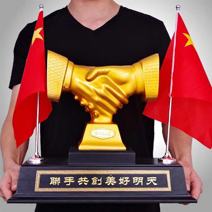 2021合e作共赢摆件老板办公室桌面摆设创意诚信天下握手商务送客