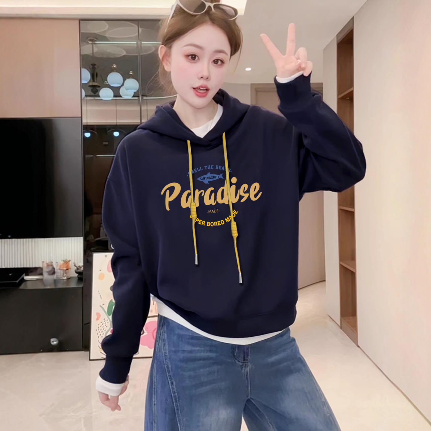 巨好看的加绒撞色连帽子卫衣女