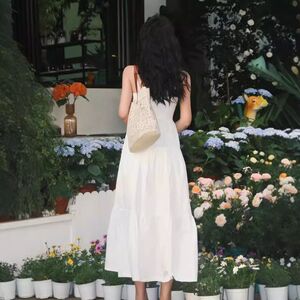 吊带连衣裙2024法式小V夏季气质收腰女新款裙子领白色小众设计感