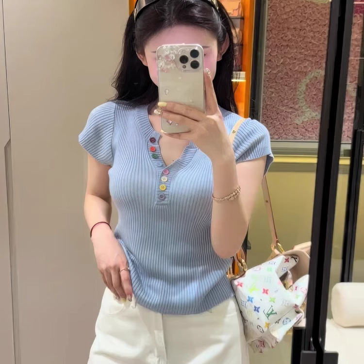 蓝色V领彩色纽扣短袖针织衫女2025夏季新款修身薄款独特绝美上衣
