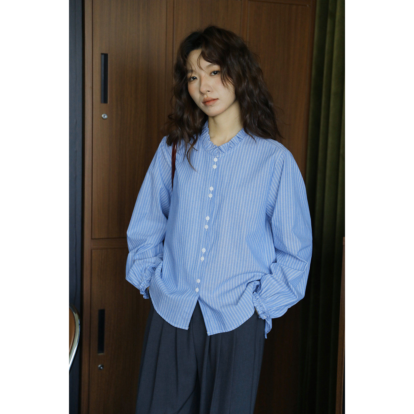 蓝色花边领条纹简约复古设计感长袖衬衫女早春新款亲肤透气上衣服