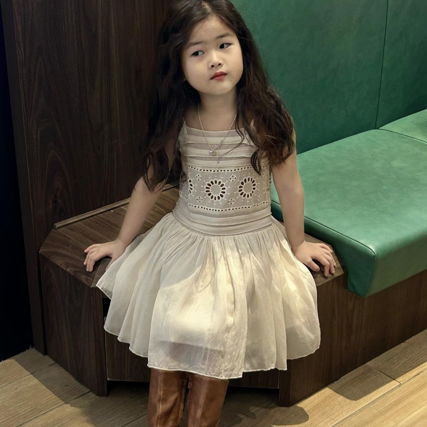 韩国童装2025夏季新款白色镂空刺绣吊带裙女童甜美收褶大摆背心裙