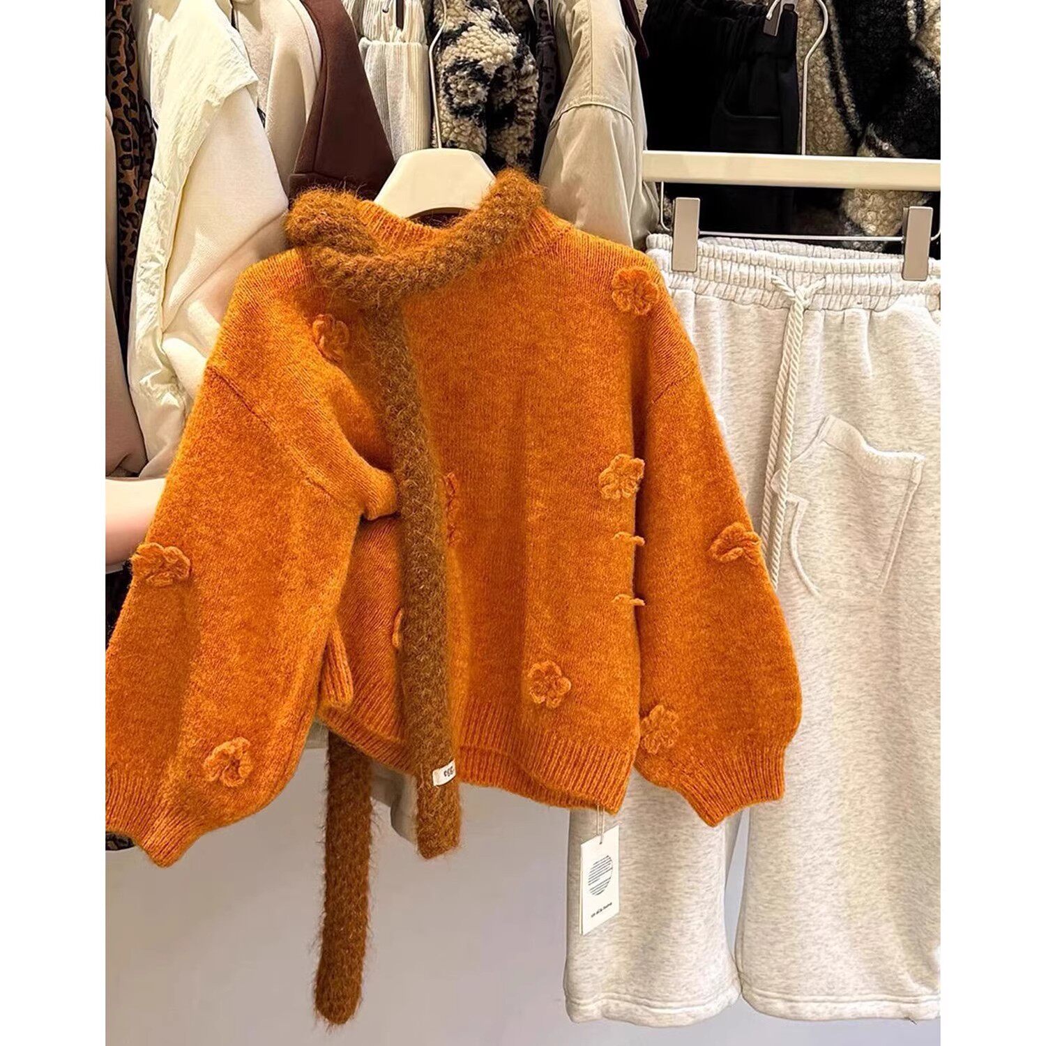 韩版女童2025冬季新款小香风橘黄色钩花加厚毛衣小女孩浅灰色卫裤