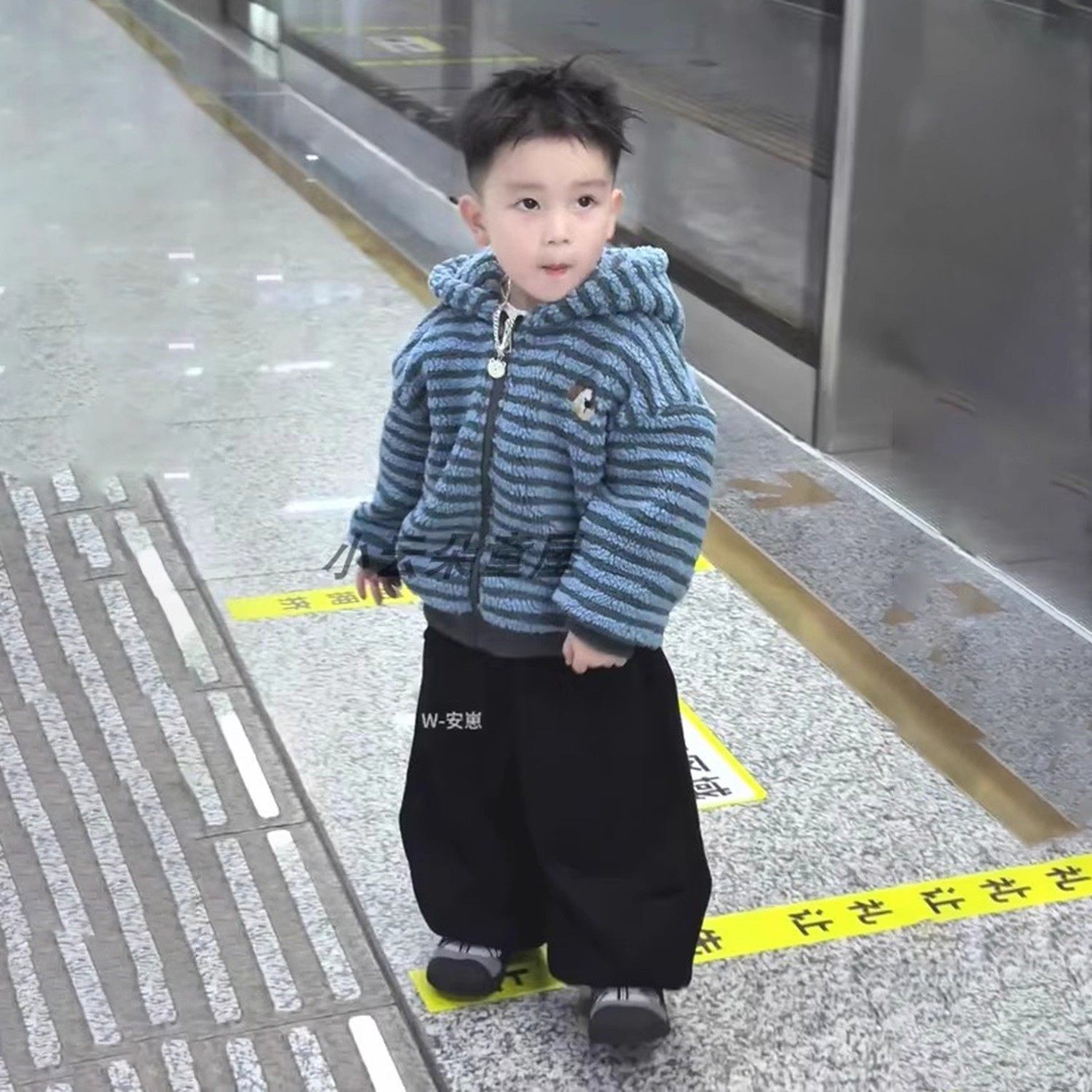 韩版男童2025冬季新款痞帅风蓝色条纹羊羔绒外套小男孩加厚棉服衣