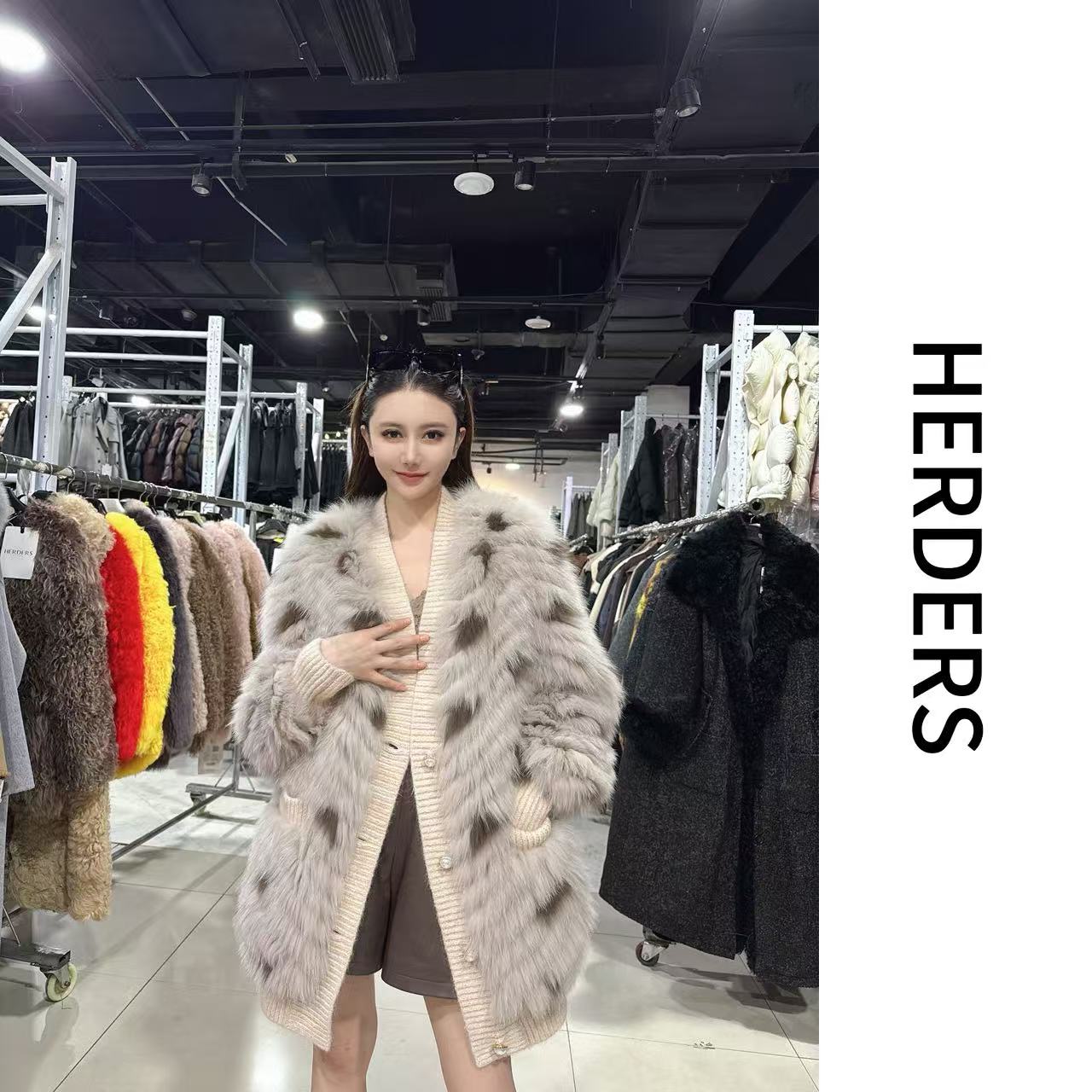 HERDERS 短款V领纽扣款狐狸毛女士外套 257278