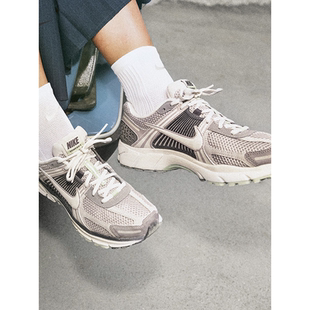 耐克迈柔女子透气轻便运动鞋缓震 ZOOM VOMERO 5跑步鞋FB8825-001