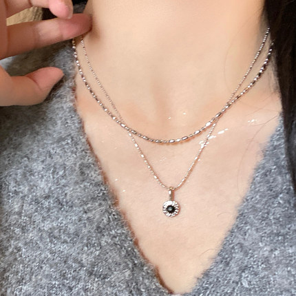 高级感黑色吊坠项链女生新款毛衣链米粒项链轻奢小众锁骨链首饰品