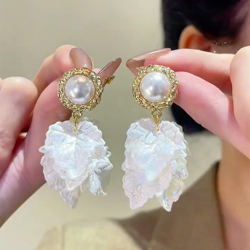 轻奢夸张珍珠叶子流苏耳环