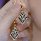 大气百搭耳饰 潮时尚 轻奢高级感满钻斑马纹菱形耳扣耳环女新款 爆款