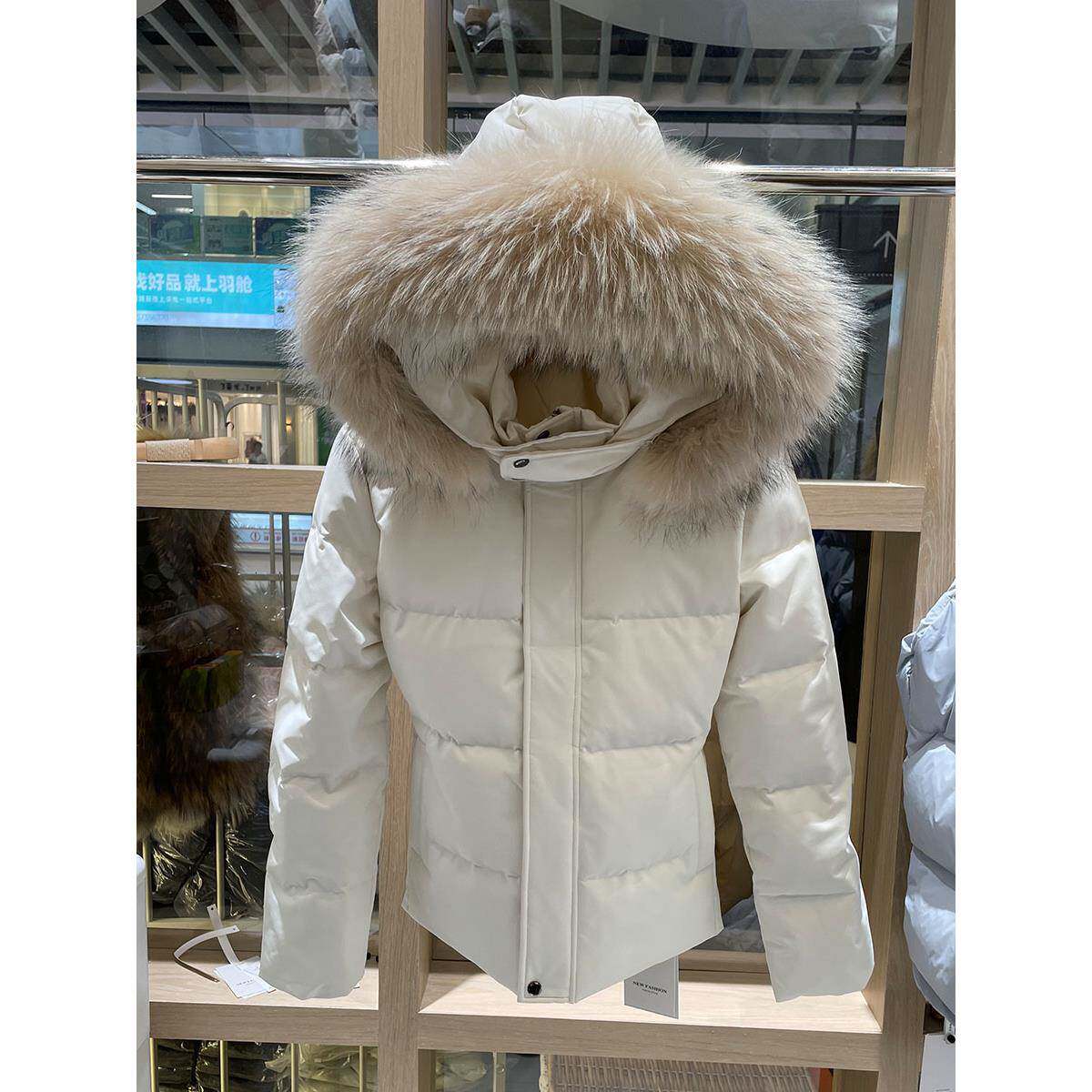 90白鸭绒羽绒服女2025新款收腰版冬季短款白色修身可拆卸毛领外套