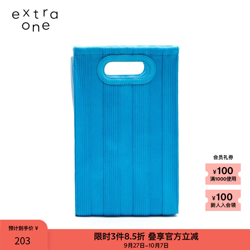 休闲易搭，包型线条利落。