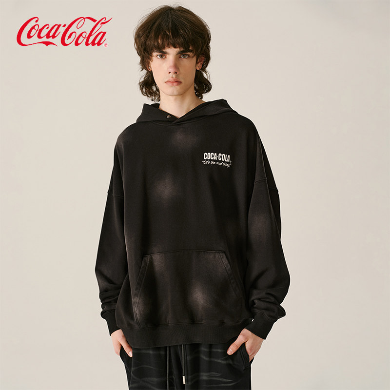 【商场同款】Coca-Cola/可口可乐渐变喷马骝厚版印花落肩连帽卫衣