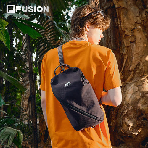 FILA FUSION斐乐防泼情侣挎包2026新款时尚斜挎单肩包T13U621122F