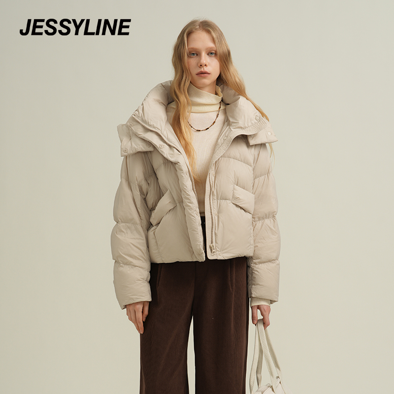 jessyline2025冬季杰茜莱时尚短款小个子连帽羽绒服女