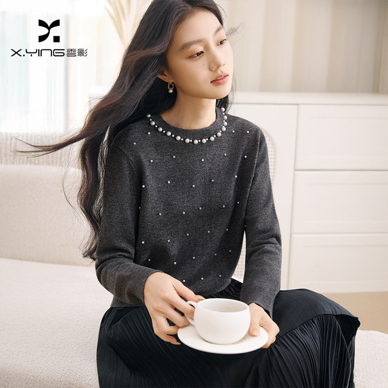 香影超好看灰色圆领针织衫女2025冬季新款温柔风长袖钉珠毛衣上衣