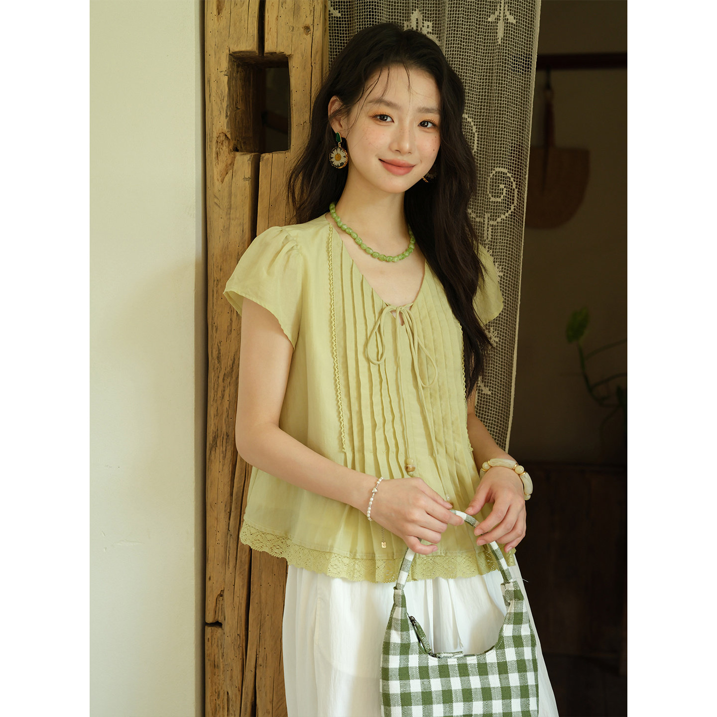 谜秀绿色V领系带打条飞袖小衫女蕾丝花边上衣女MXE37X1855图片