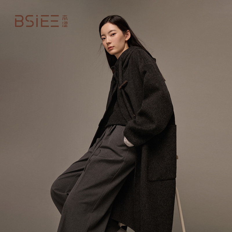 BSiEE本涩帽子抽绳大衣牛角扣连帽直筒毛呢外套女
