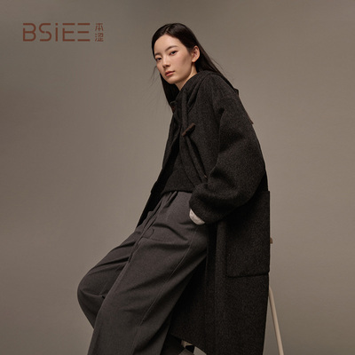 BSiEE本涩帽子抽绳大衣牛角扣连帽直筒毛呢外套女