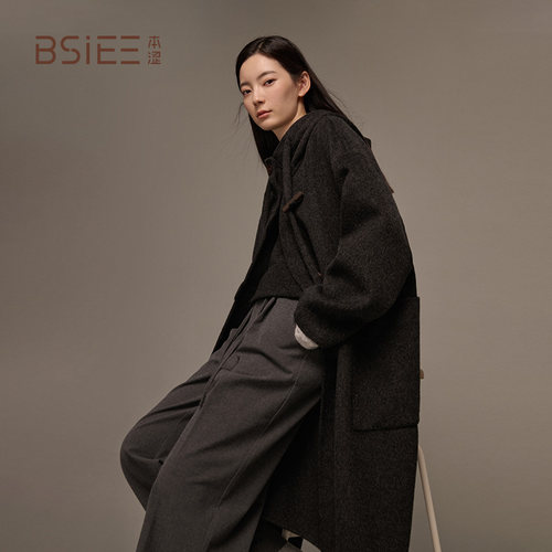 BSiEE本涩帽子抽绳大衣牛角扣连帽直筒毛呢外套女