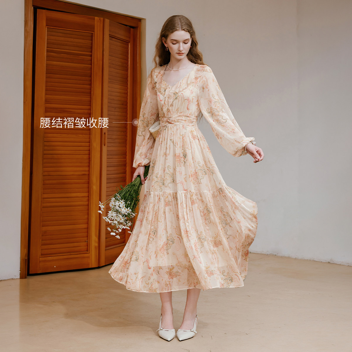 香影碎花v领雪纺连衣裙女2026秋季荷叶边温柔风收腰蛋糕长裙