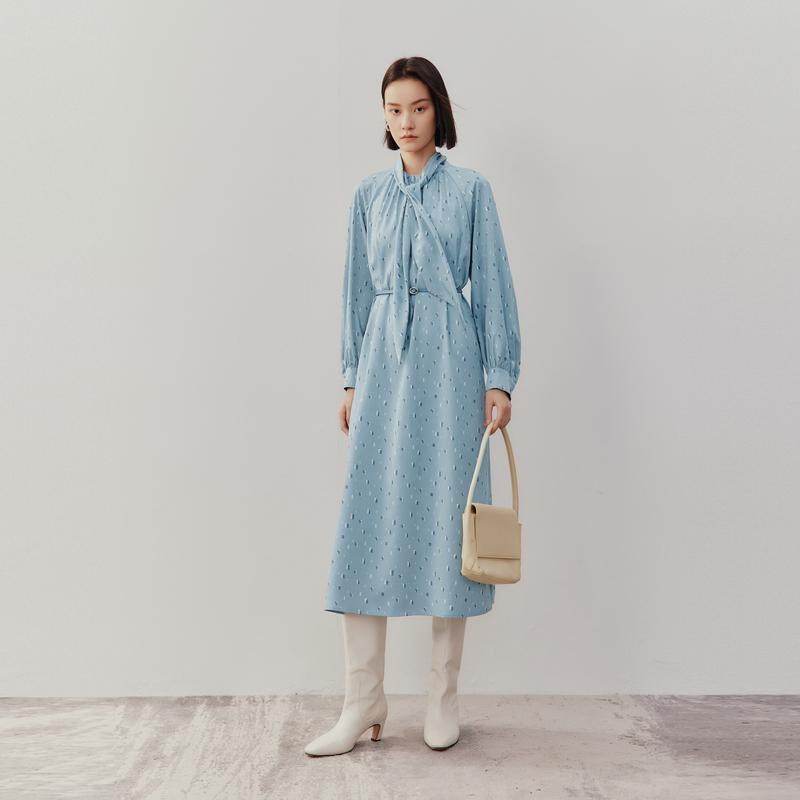 MM麦檬22年秋冬蓝色碎花中长飘带收腰连衣裙女5DA194341