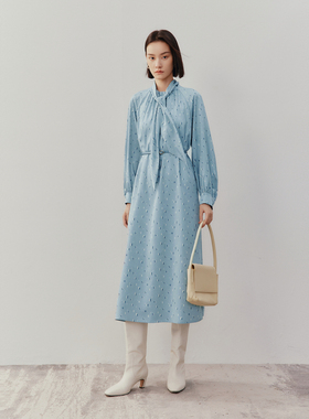 MM麦檬22年秋冬蓝色碎花中长飘带收腰连衣裙女5DA194341