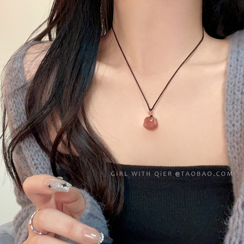 水果系穿搭配饰~草莓晶黑绳女秋冬轻奢高级感毛衣链配裙子的项链