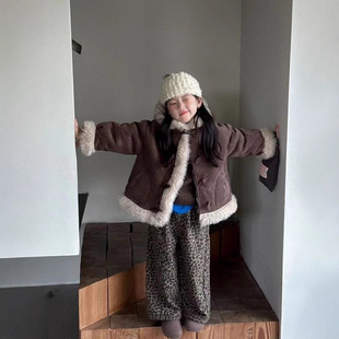 女孩子衣服冬季男女童加厚保暖时髦深咖色皮毛一体羊角扣连帽外套