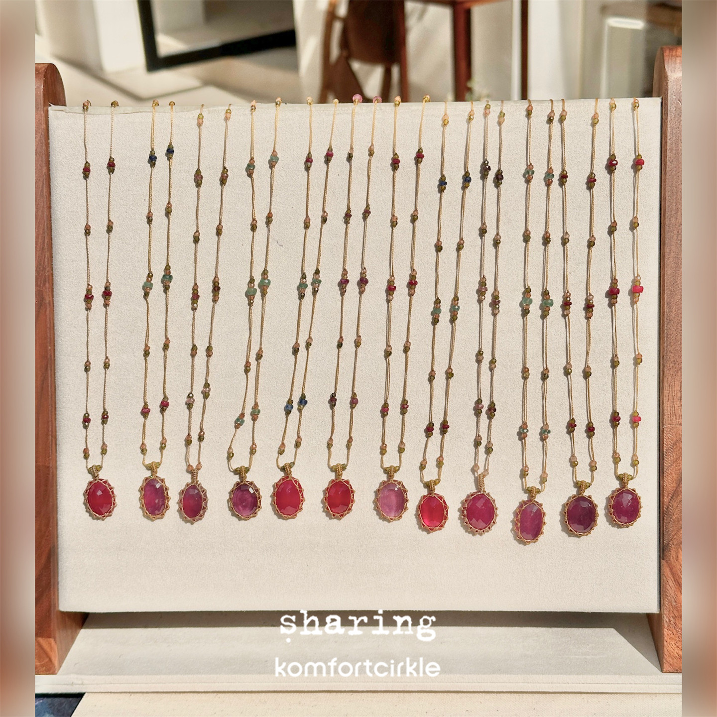 SHARING Glassfilled Red项链 天然半宝石吊坠串珠编绳法国手工