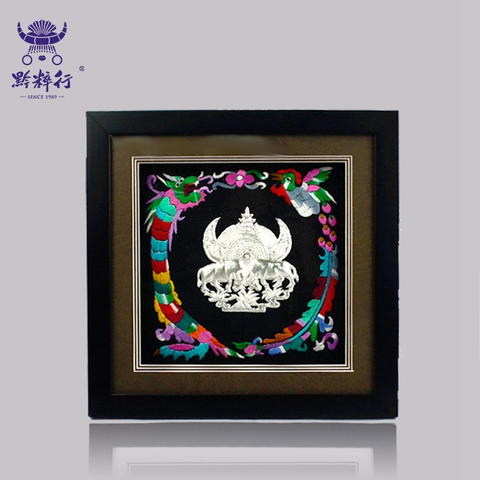 贵州特色家居镜框装饰画挂画 斗牛纯银加龙凤手工刺绣 黔粹行图片
