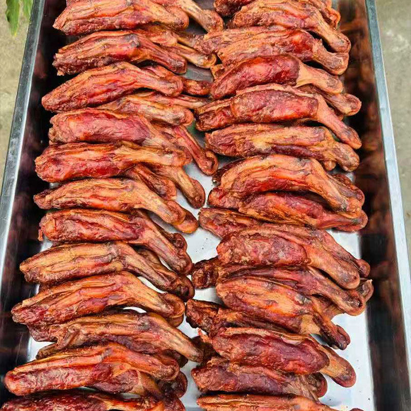 鸭脚包香肠鸭掌包肉柴火烟熏鸭掌包香肠火锅食材农家风味自制腊味