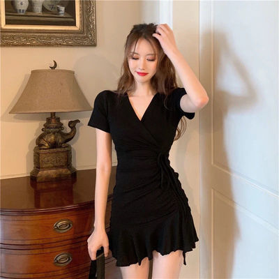 小黑裙2024夏季新款修身显瘦褶皱鱼尾连衣裙女夏高级感藏肉短裙子