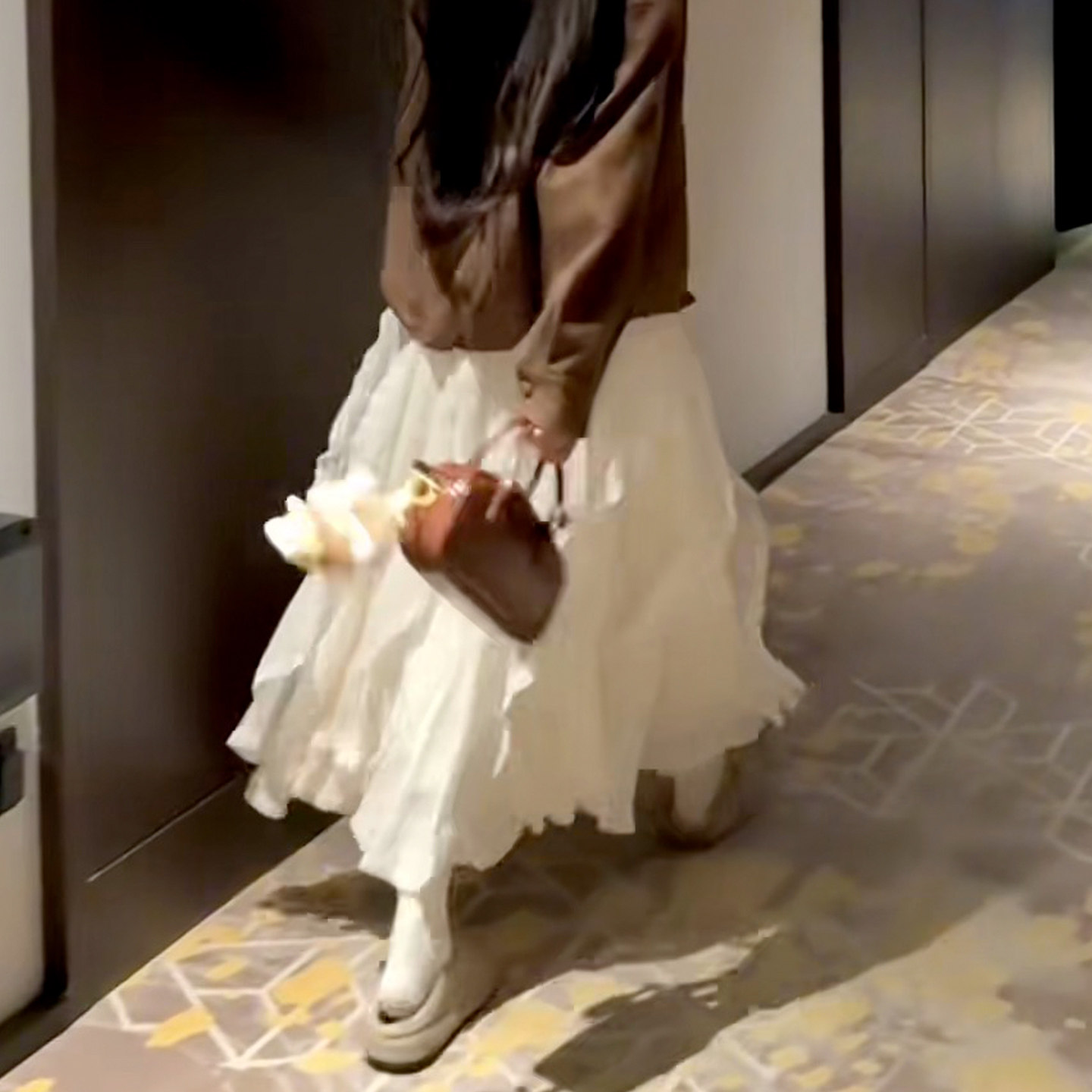 白色蕾丝荷叶边半身裙女秋冬高腰显瘦不规则A字花边仙女蛋糕纱裙