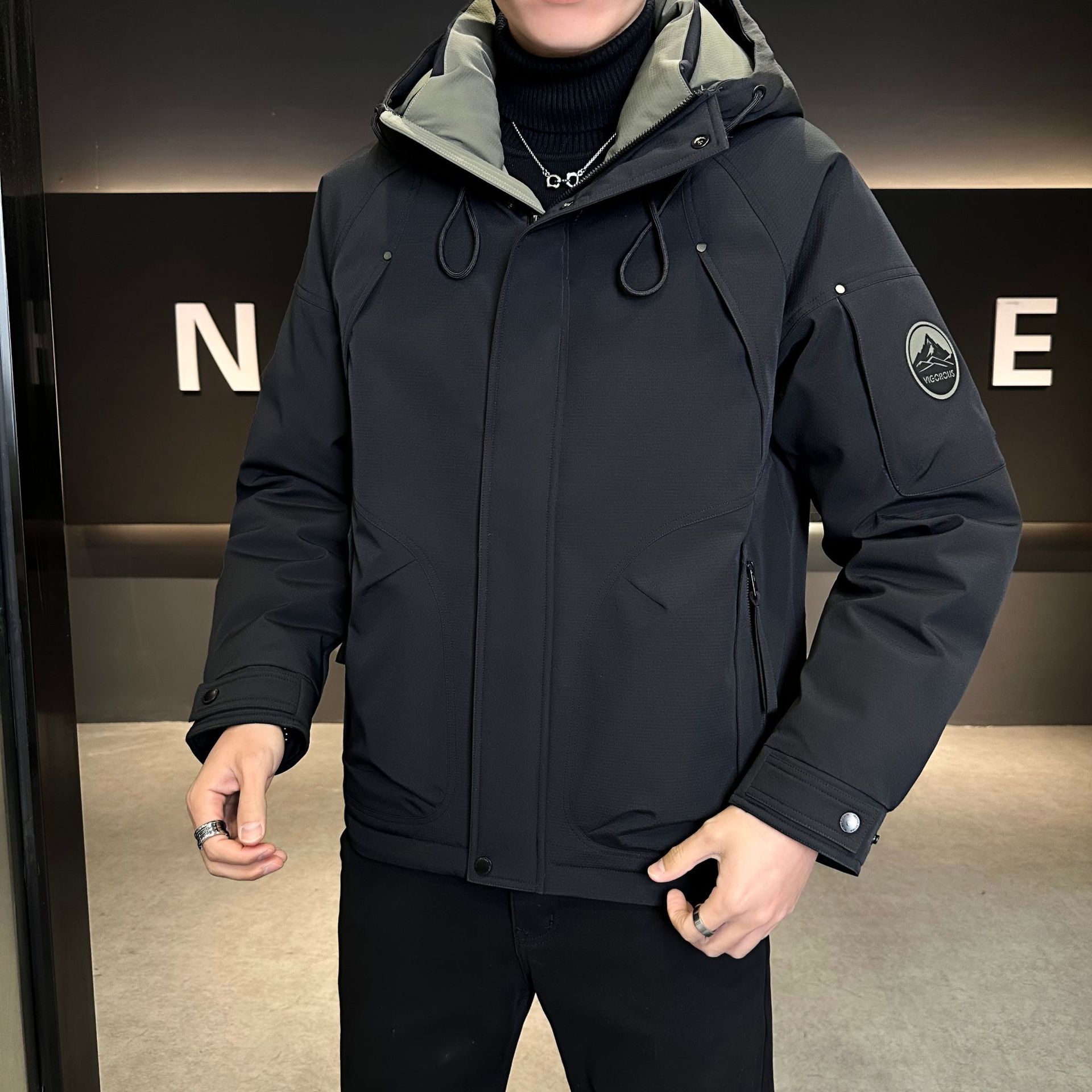 高端羽绒服冲锋衣男士冬季2025年新款高级感防寒连帽工装外套男款