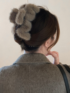 高级感大号毛毛抓夹女2025年新款发量多鲨鱼夹后脑勺盘发发夹头饰