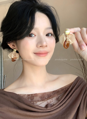 美拉德咖色花瓣耳环高级感度假风复古耳钉轻奢小众无耳洞耳夹耳饰