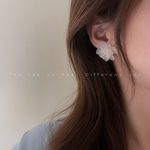 白色花朵耳环2026新款独特耳夹
