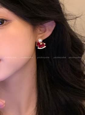 新年红色丝绒小马珍珠耳环女2025新款独特耳钉本命年气质银针耳饰