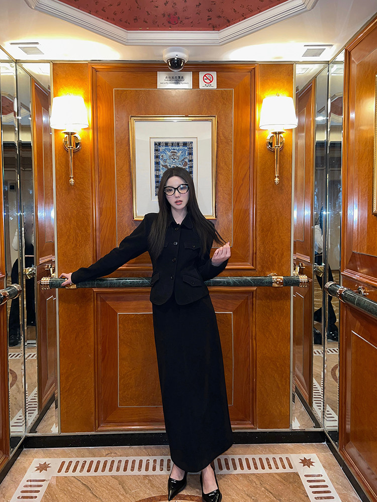 명계 딸 파난키에는 라펠과 벨벳 수트 재킷과 스커트 투피스 세트를 매치해 여성스러운 스타일을 연출했다