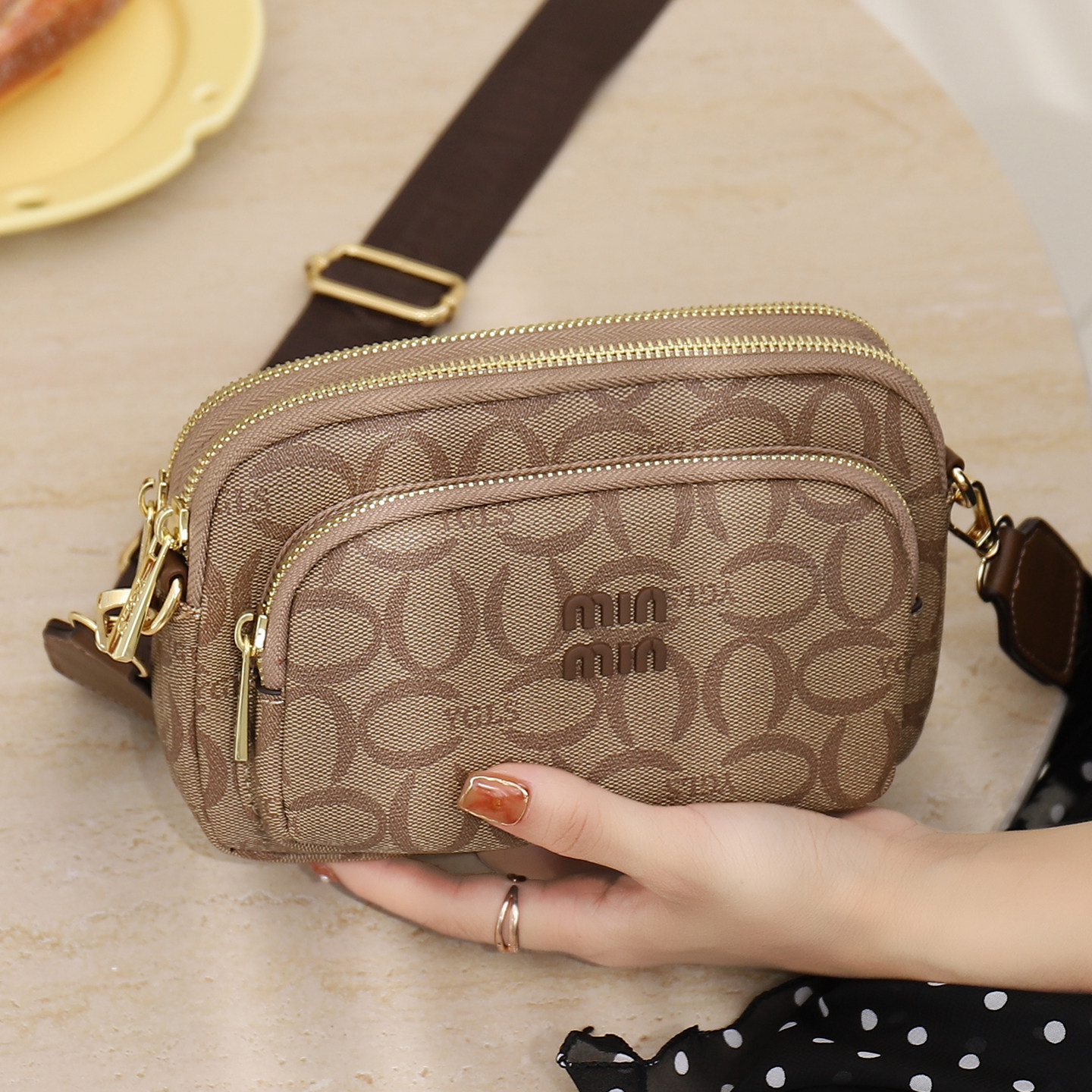 轻便手机包女包2026新款印花单肩斜挎包百搭三层拉链宽肩带小方包