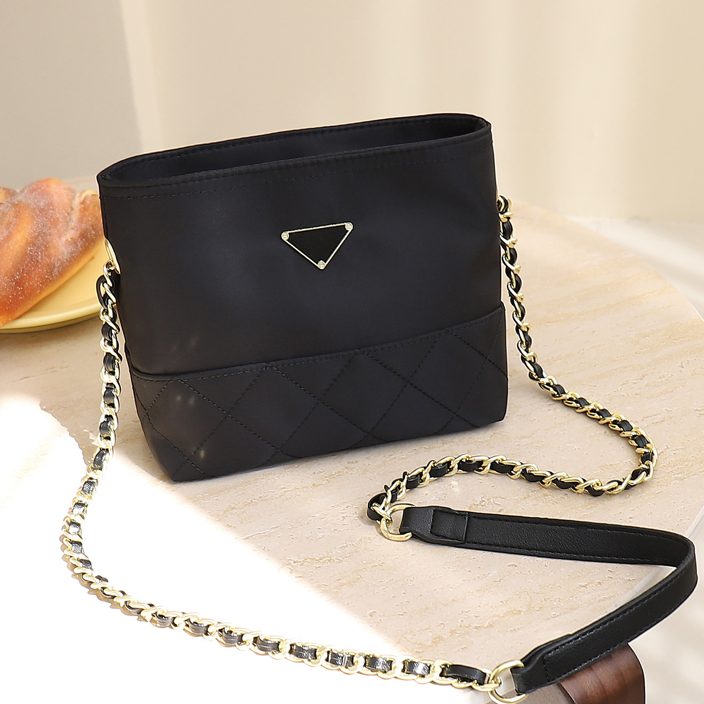 牛津布帆布包2026新款春夏轻便水桶包菱格链条单肩斜挎包韩小包包