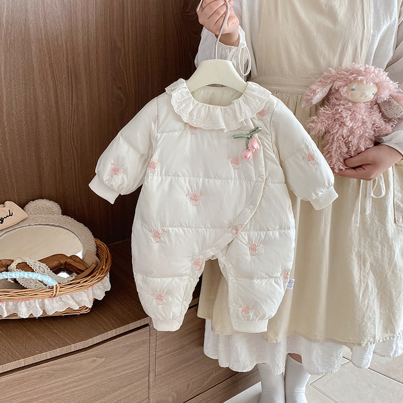 婴儿羽绒服连体衣女宝宝公主90白鸭绒轻薄羽绒哈衣外出服冬装抱衣