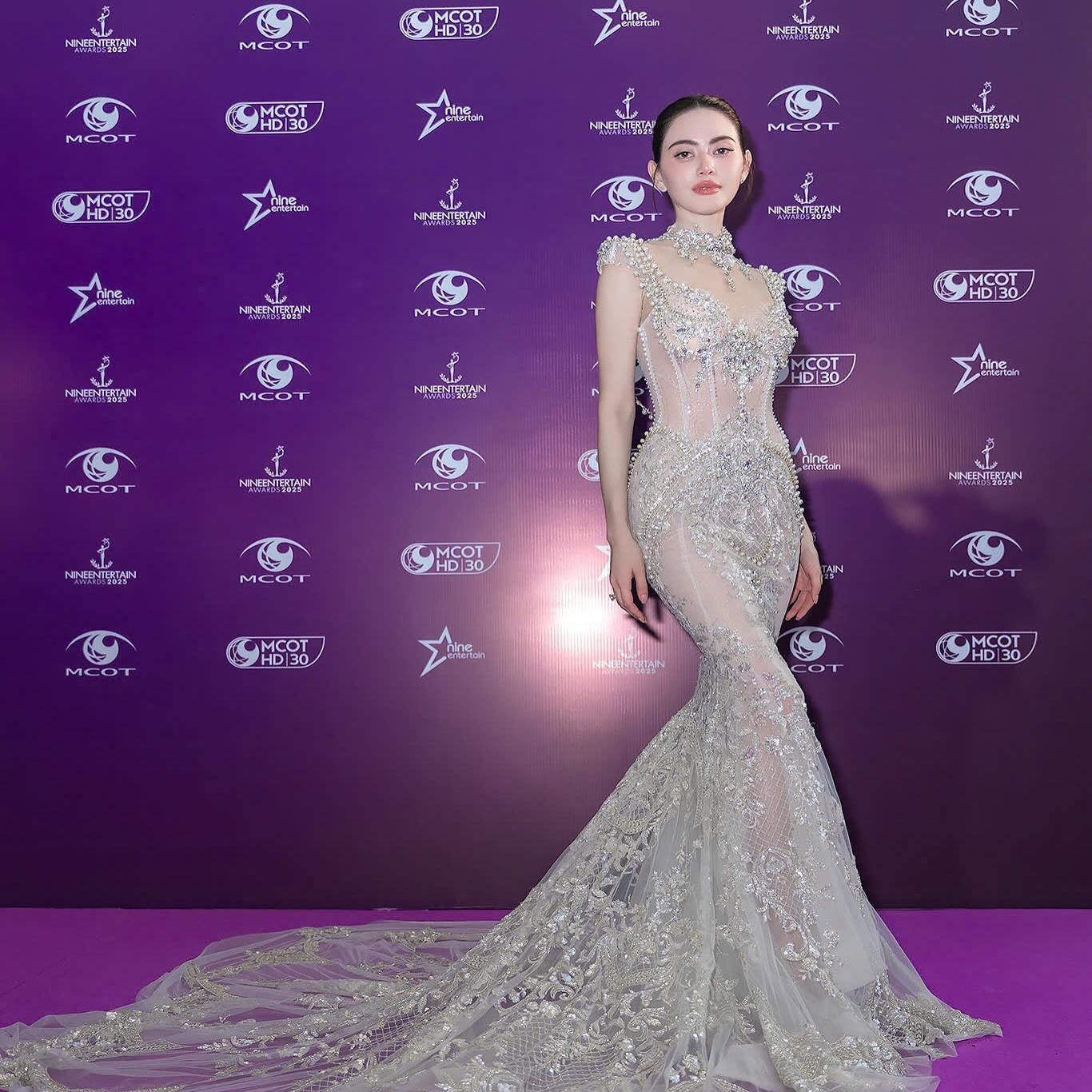 华丽风银色重工钉珠亮片鱼尾拖尾晚礼服女修身奢华演出服图片